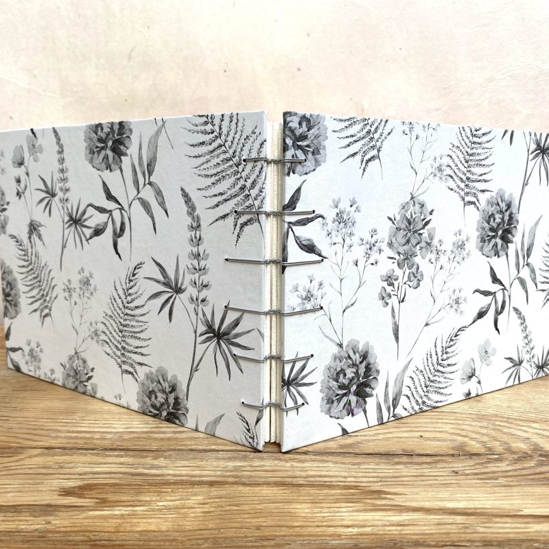 Carnet d'aquarelle fait-main papier fleurs noirs